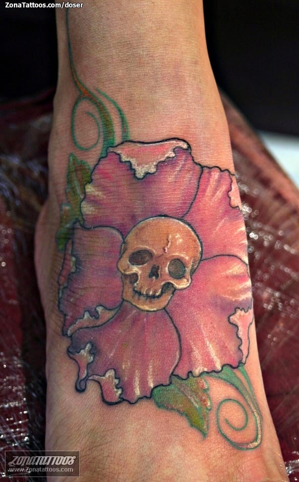 Foto de tatuaje Empeine, Calaveras, Flores