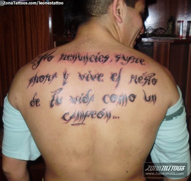 Foto de tatuaje Letras, Espalda