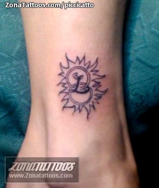 Foto de tatuaje Anillos, Soles, Iniciales