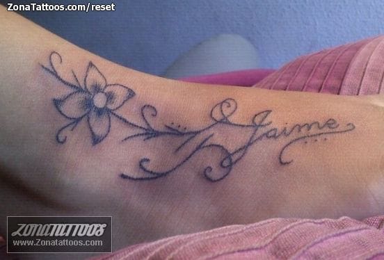 Foto de tatuaje Enredaderas, Letras, Empeine