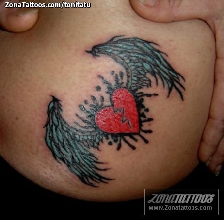 Foto de tatuaje Trasero, Alas, Corazones