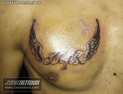 Foto de tatuaje Alas, Pecho, Iniciales