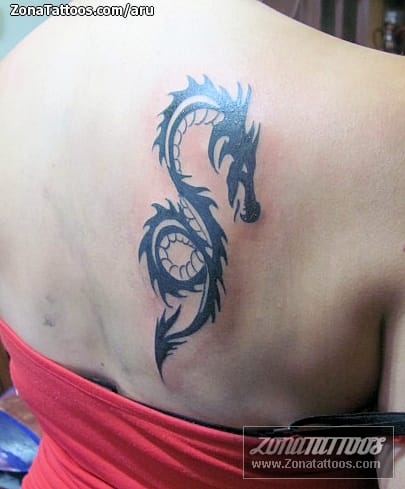 Foto de tatuaje Omóplato, Fantasía, Dragones