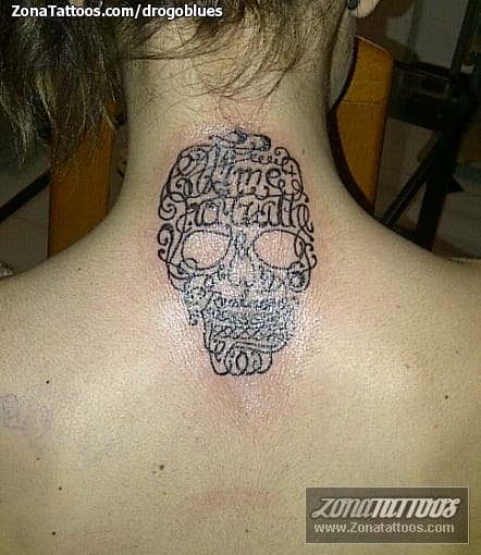 Foto de tatuaje Calaveras, Letras, Nuca