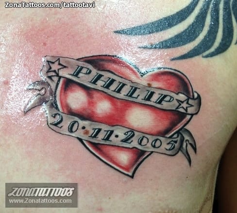 Foto de tatuaje Corazones, Pecho, Letras