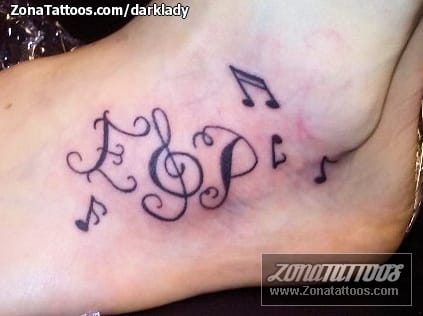 Foto de tatuaje Notas Musicales, Iniciales, Tobillo