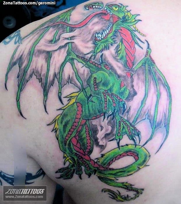 Foto de tatuaje Dragones, Fantasía, Omóplato