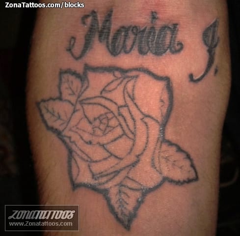 Foto de tatuaje Flores, Letras, Nombres