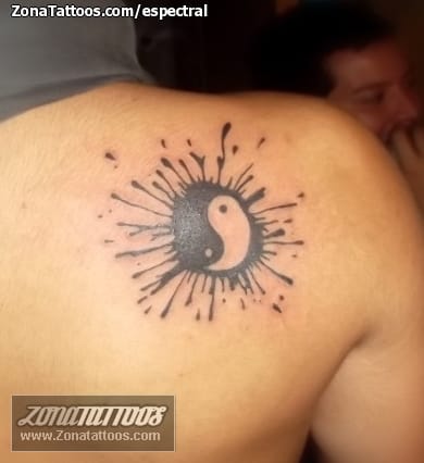 Tattoo photo Spots, Yin Yang, Shoulder blade