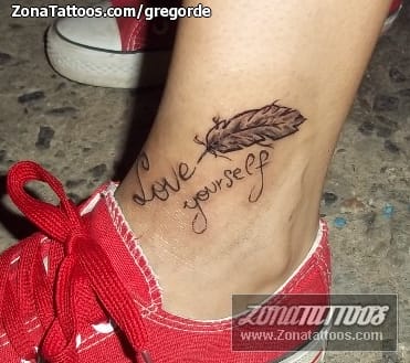 Foto de tatuaje Letras, Plumas, Tobillo