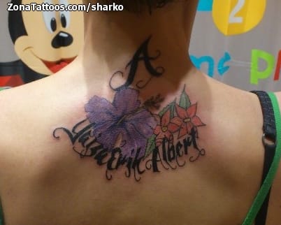 Foto de tatuaje Nombres, Flores, Espalda