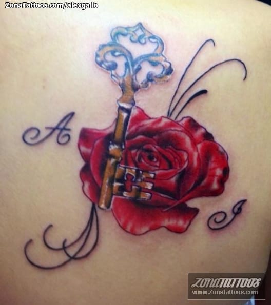 Foto de tatuaje Llaves, Flores, Espalda