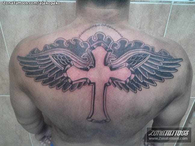 Foto de tatuaje Cruces, Alas, Espalda