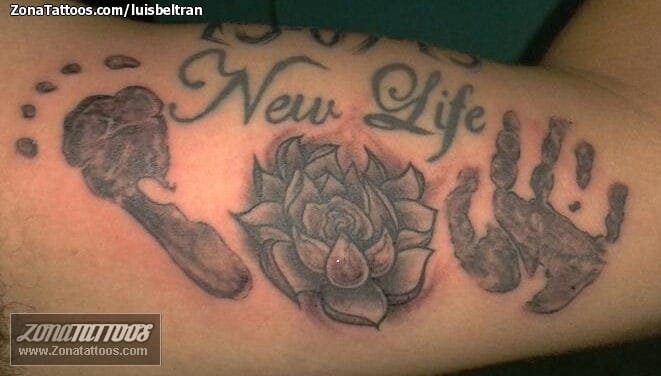 Foto de tatuaje Letras, Flores, Huellas