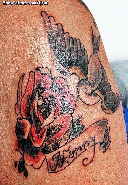 Foto de tatuaje Golondrinas, Pergaminos, Rosas