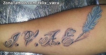 Foto de tatuaje Plumas, Letras