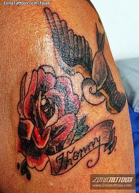 Foto de tatuaje Rosas, Aves, Letras