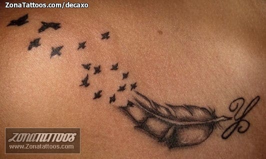 Foto de tatuaje Iniciales, Letras, Plumas