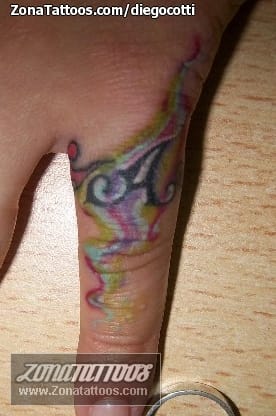 Foto de tatuaje Iniciales, Dedos