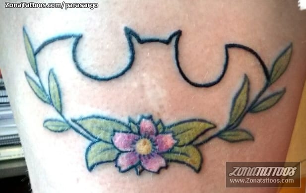 Foto de tatuaje Batman, Flores, Hojas