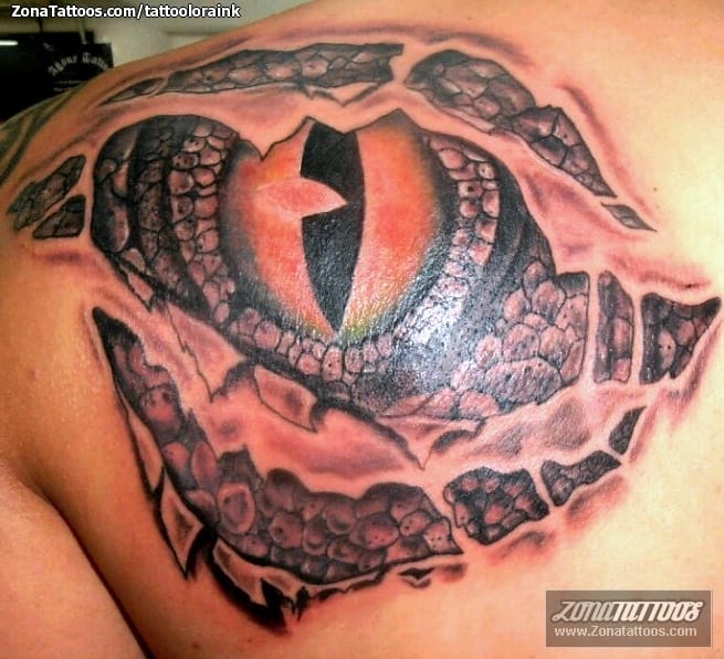 Foto de tatuaje Ojos, Dragones, Omóplato