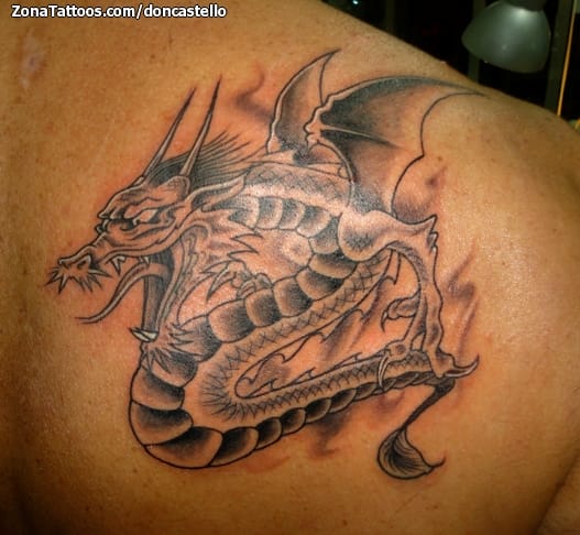 Foto de tatuaje Dragones, Fantasía, Omóplato